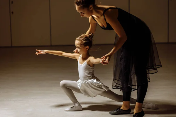 Ballerino professionista eseguire pratica di balletto per la bambina — Foto Stock