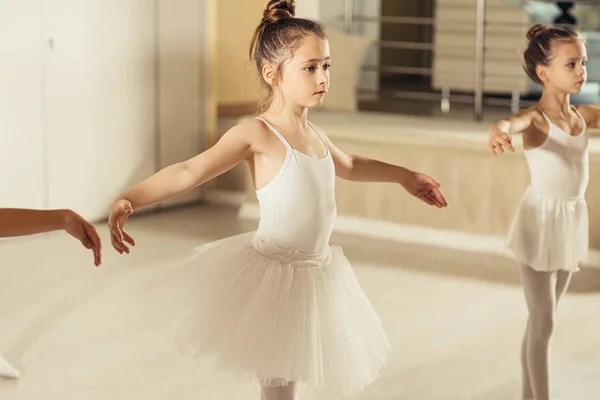 Balé coreográfico de dança de crianças muito caucasianas em estúdio — Fotografia de Stock