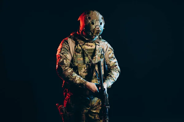 Joven militar en casco aislado en fondo UV — Foto de Stock