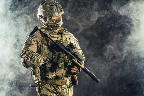 Военные, военные и военные концепции. солдат в дымном пространстве — стоковое фото