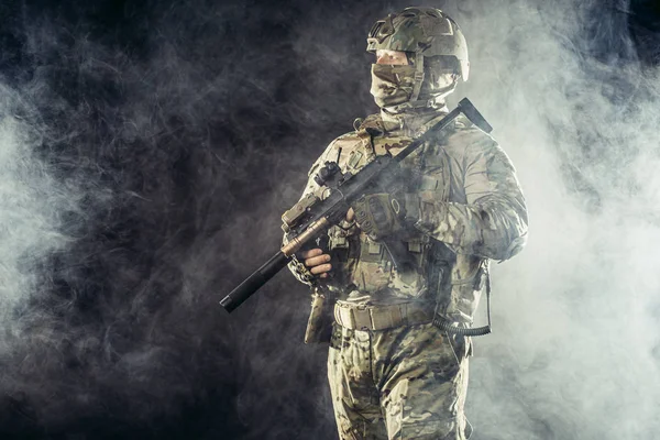 Forças militares russas, jovem soldado com arma — Fotografia de Stock