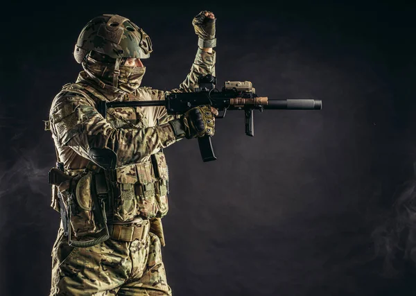 Schöner furchtloser tapferer Soldat mit Waffe — Stockfoto