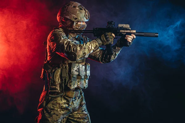 Conceito de serviço militar. jovem soldado isolado na fumaça — Fotografia de Stock