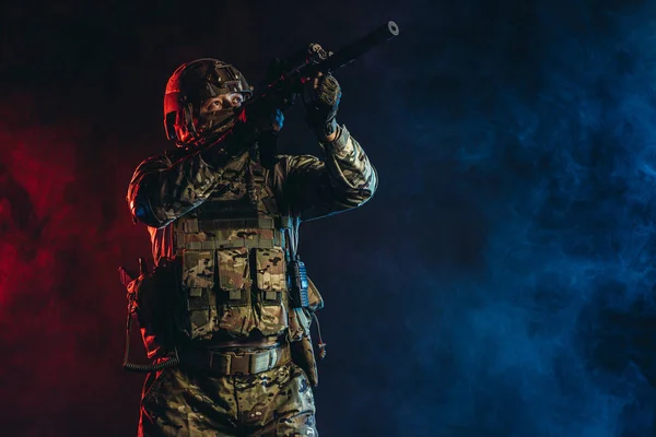 Soldaat militair man in rokerige Uv achtergrond — Stockfoto