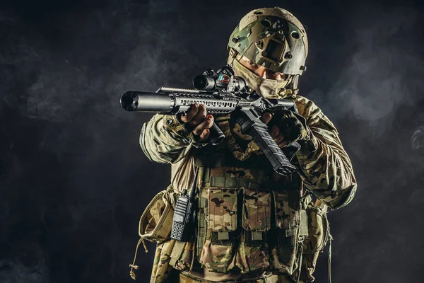 Soldat sikta sitt vapen mot fienden — Stockfoto