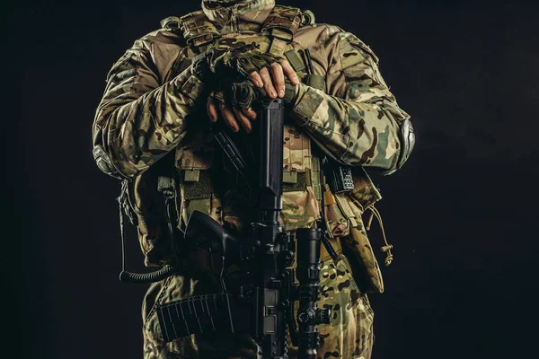 Soldat recadré avec arme à feu — Photo