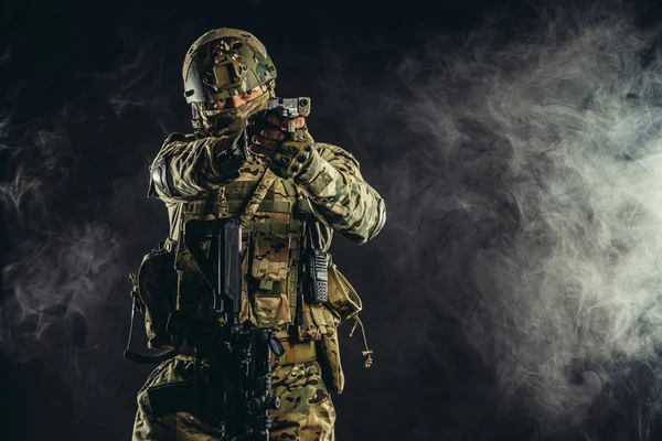 Soldat sikta sitt vapen mot fienden — Stockfoto