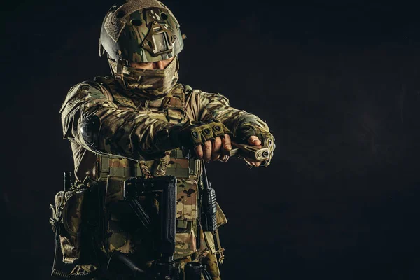 Militär man med vapen, pistol — Stockfoto