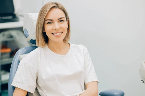 Young caucasian female waiting for a dentist — Stock Photo, Image