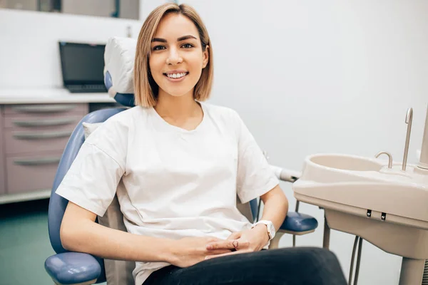 Beautiful female waiting for a dentist — Stockfoto