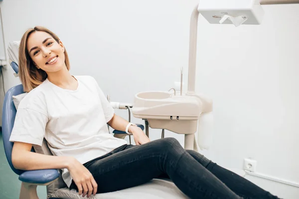Attractive woman waiting for a dentist — Stockfoto