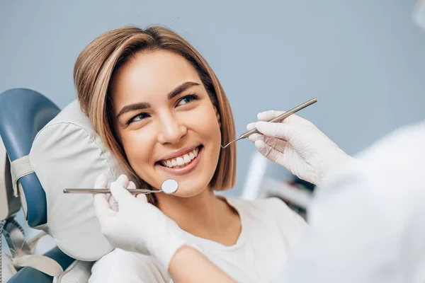 Portrait of beautiful woman on dental examination — Stok fotoğraf