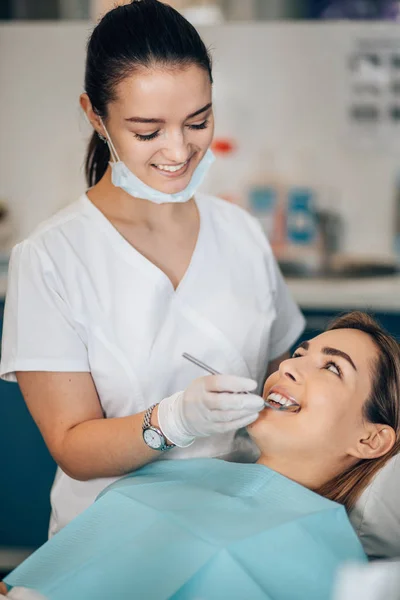 Barátságos fogorvos nő kezelésére beteg — Stock Fotó