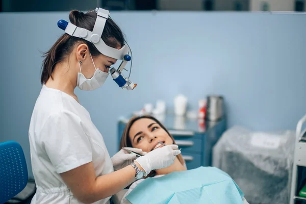 Dentist looking for spoiled teeth — Stockfoto