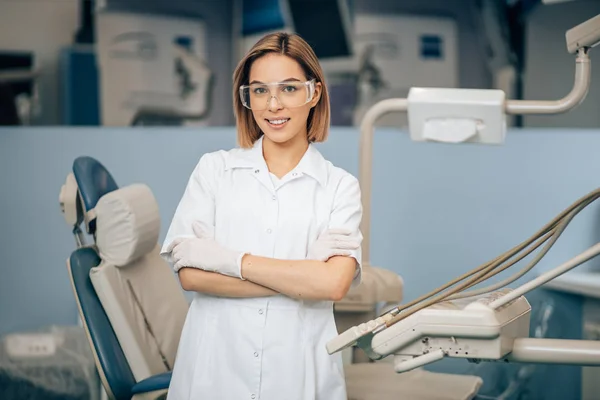 Porträtt av kvinnlig tandläkare i tjänst — Stockfoto