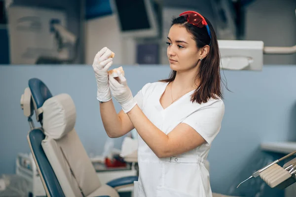 Fiatal fogorvos nő fogorvosi rendelőben — Stock Fotó