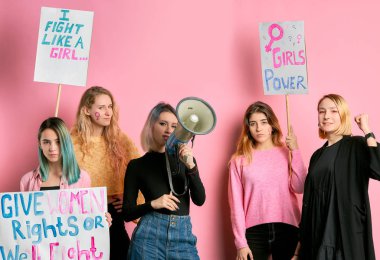 Feminizmi savunan bağımsız genç kızların portresi