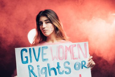 Dumanlı uzayda kendinden emin feminist bir kızın portresi