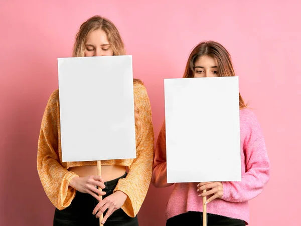 Dois jovens amigos meninas lutar pelos direitos das mulheres — Fotografia de Stock