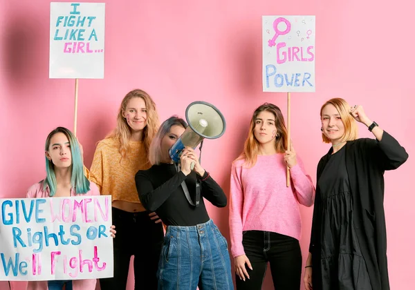 粉红背景的专横强壮的女权主义者 — 图库照片