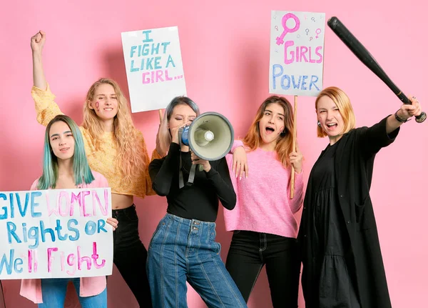 Feminizmin genç kızlar tarafından aktif tanıtımı — Stok fotoğraf