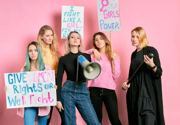 Красивые феминистки с мегафоном и плакатами — стоковое фото