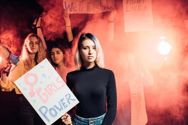 Молодая блондинка с плакатом, пропаганда феминизма — стоковое фото