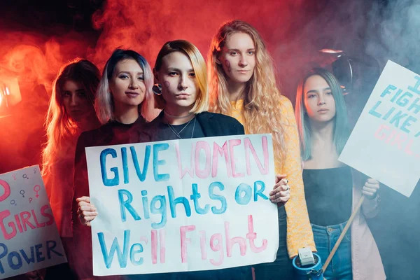 Καυκάσιες γυναίκες φεμινίστριες στέκονται μαζί στον καπνιστό χώρο — Φωτογραφία Αρχείου