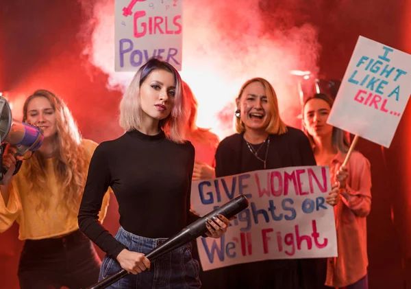 持海报的年轻的高加索妇女活动家 — 图库照片