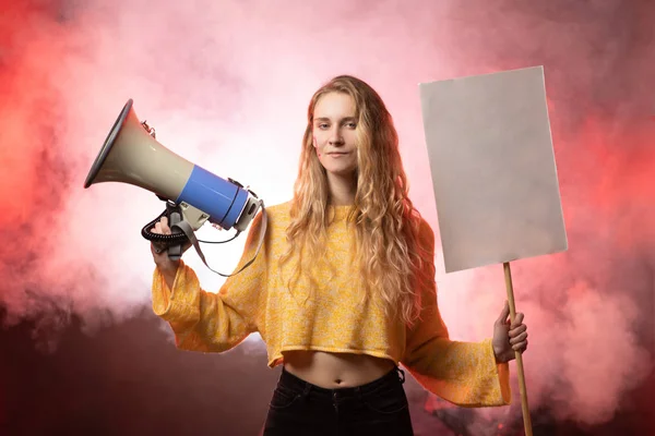 带有扩音器的年轻女性女权主义者促进女权主义 — 图库照片