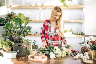 Bahçıvanlık. Bahçede çalışan beyaz bir çiçekçi kadın.