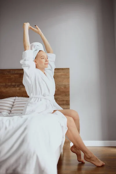 Feminino passar o tempo morming em casa — Fotografia de Stock