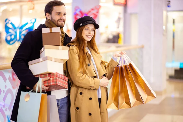 Jovem casal caucasiano se divertindo no centro comercial ou shopping — Fotografia de Stock
