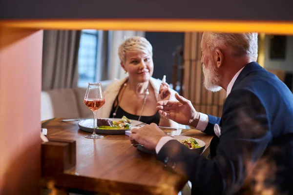 Casal maduro comida de jantar fina no hotel ou restaurante caro elegante — Fotografia de Stock