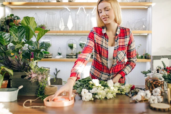 Hermosa floristería femenina haciendo composición de flores — Foto de Stock