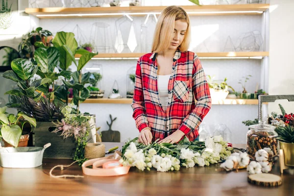 Joven y atractivo dueño de una pequeña empresa de una tienda de flores al por menor y centro de jardinería — Foto de Stock