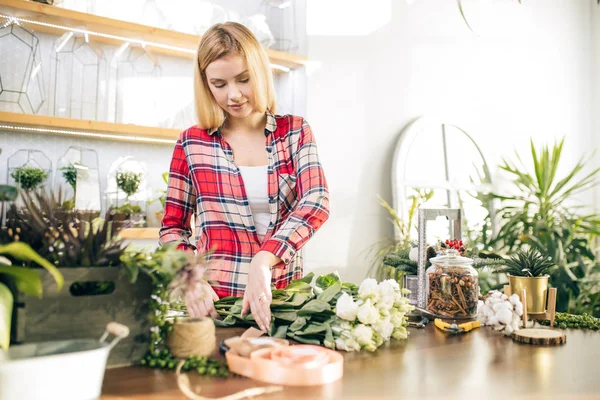 Cuidadoso propietario de la tienda de flores —  Fotos de Stock