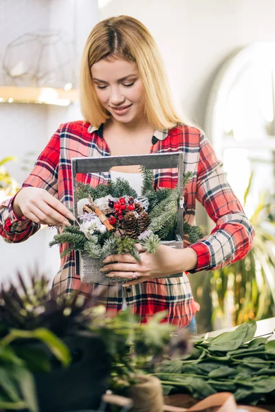 Bastante joven rubia hembra haciendo moda ramo moderno de diferentes flores — Foto de Stock