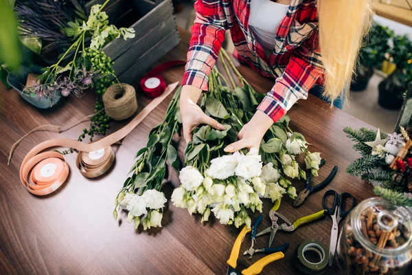 Hermosa floristería femenina haciendo composición de flores — Foto de Stock