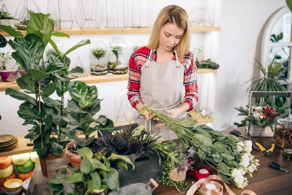 Blommor sammansättning av vackra florist kvinna — Stockfoto