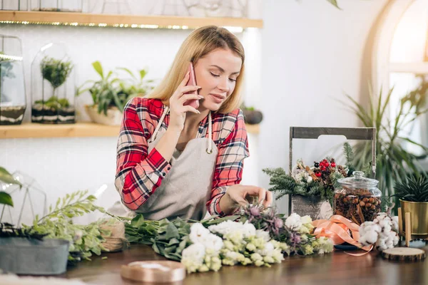 Hermosa dama florista hablando por teléfono en el trabajo — Foto de Stock