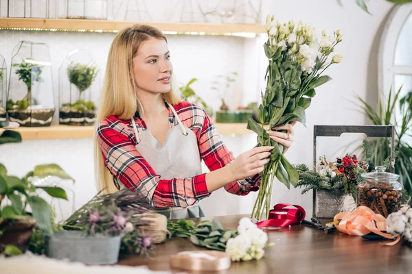 Attraktiv ung kvinna florist runt blommor — Stockfoto