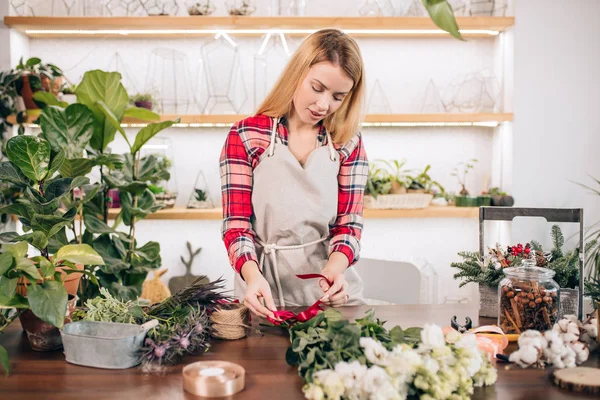 Blommor älskare, ung florist kvinna ta hand om och ta hand om växter — Stockfoto