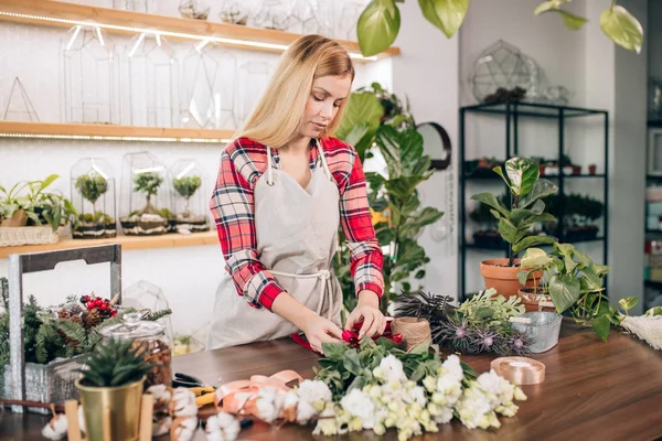 Florista de la mujer, dueño de la pequeña empresa que comprueba sus flores frescas, las existencias de plantas y el inventario — Foto de Stock