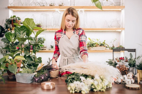 Attractive caucasian owner of flowers shop at work — Stockfoto