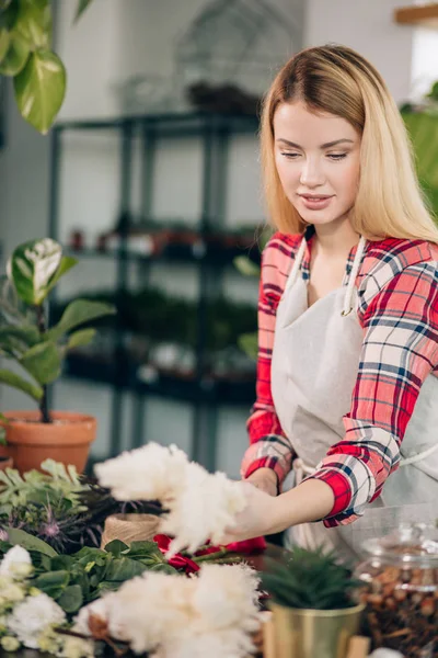 Amante de las flores, florista joven mujer cuidar y cuidar de las plantas — Foto de Stock