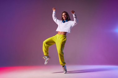 Sahnede güzel bir dansçı.