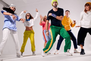 Yeşil pantolonlu yakışıklı hiphopper.