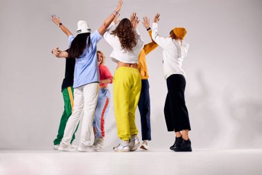 Gösteriden sonra takılan neşeli bir grup insan