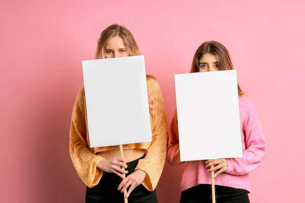 Duas feministas caucasianas meninas com cartazes — Fotografia de Stock